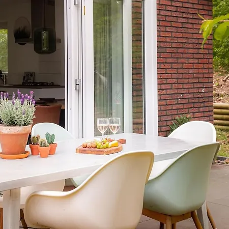 Grove Den I Heerlijk Met Bosrijke Tuin بيت للعطل